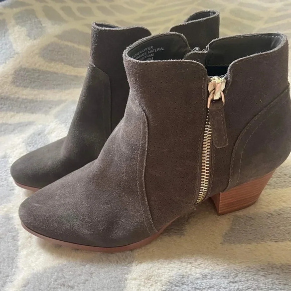 Violet & Red suede Carley booties, size 8 women’s from stitch fix - Picture 1 of 4